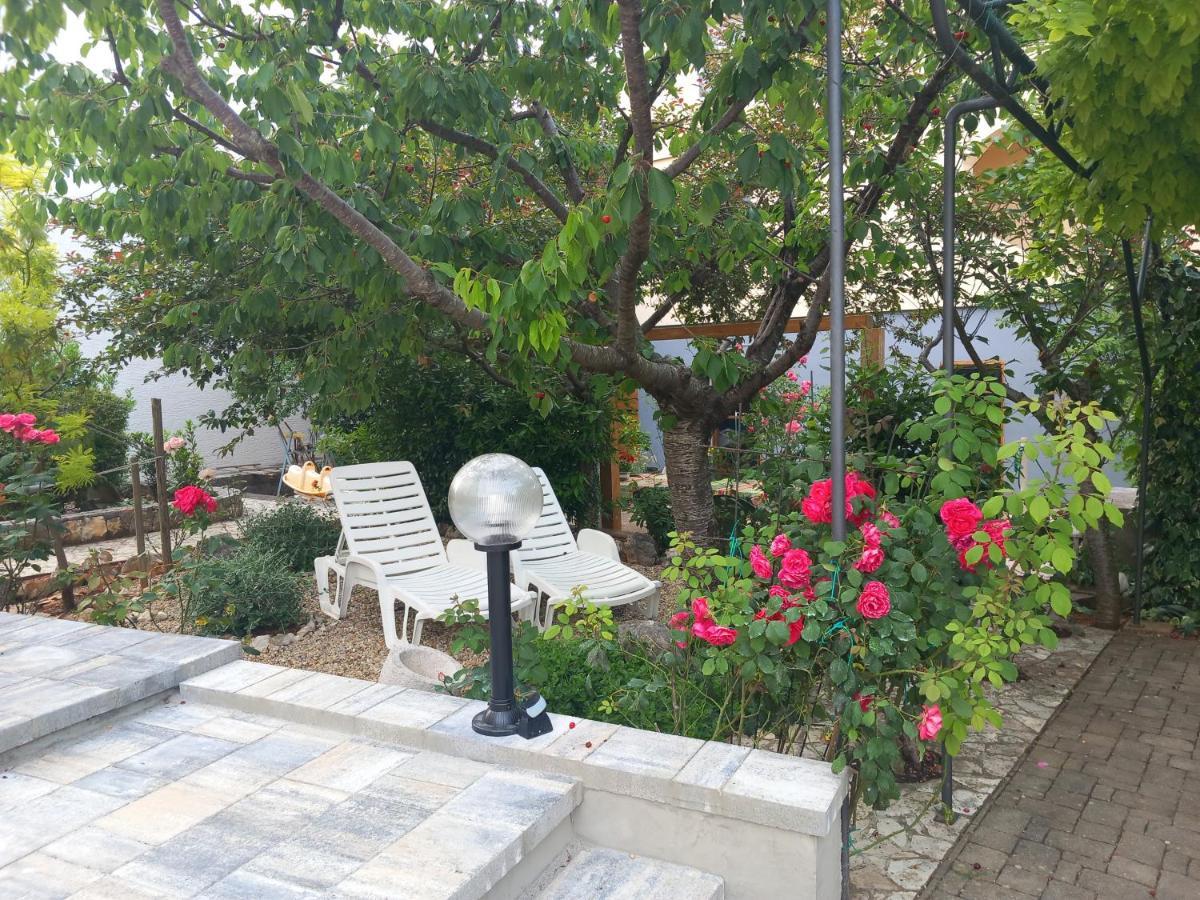 Apartman Ivona U Prizemlju Malinska Exterior foto