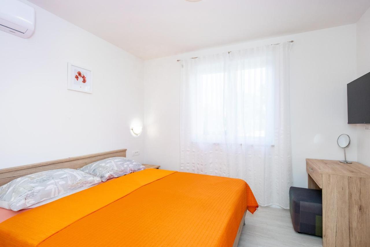 Apartman Ivona U Prizemlju Malinska Exterior foto