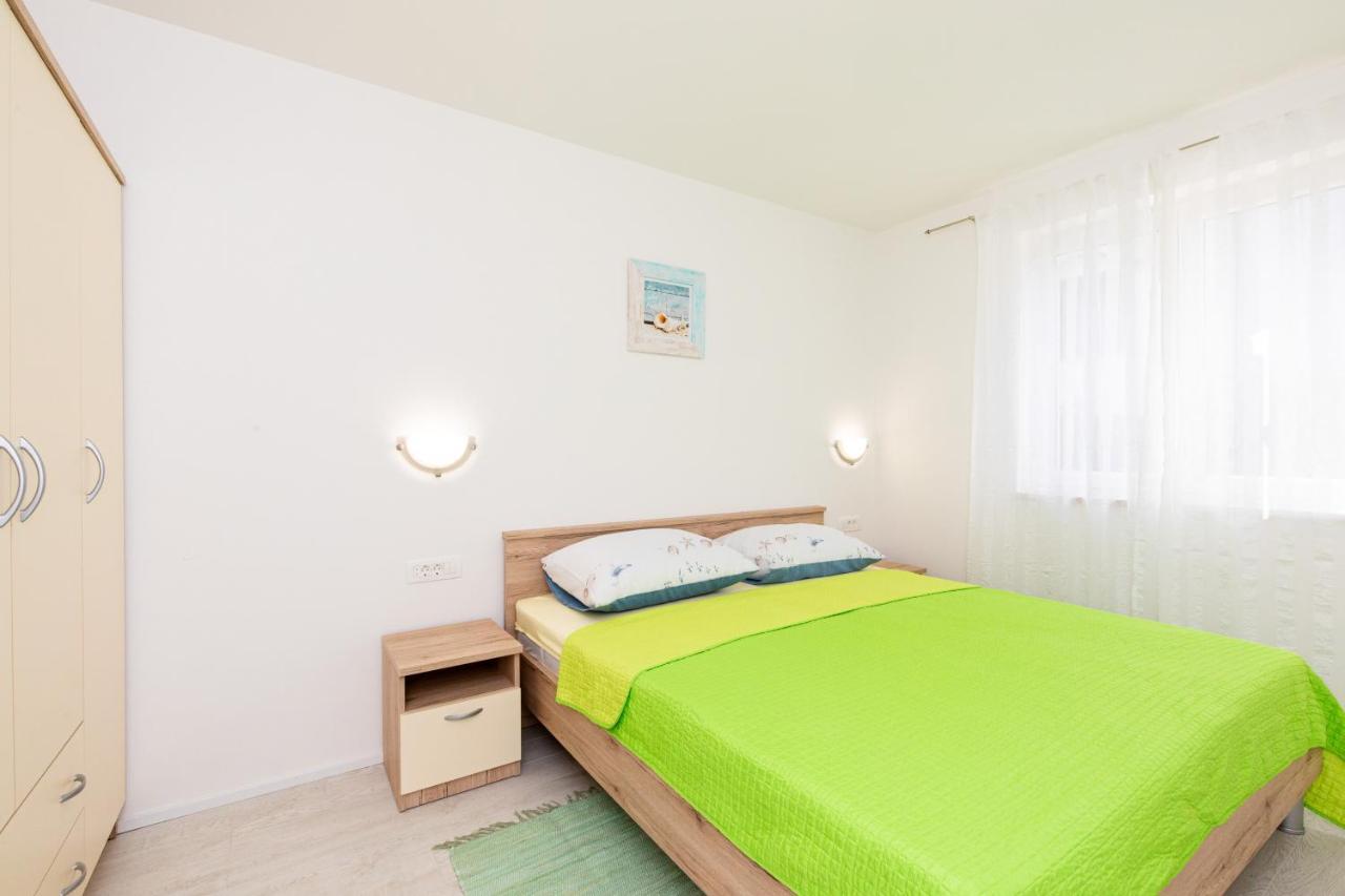 Apartman Ivona U Prizemlju Malinska Exterior foto